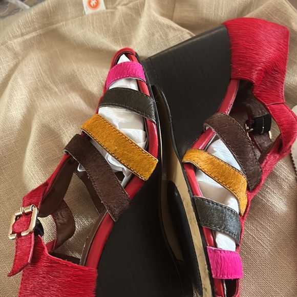 Suede red shoes in very good condition of pink, black, yellow n brownstripes - Picture 4 of 5